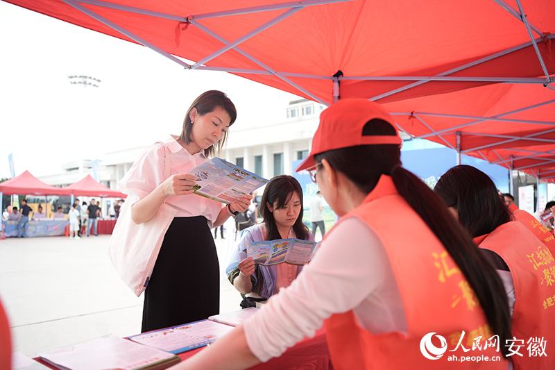 市民了解自然资源政策知识。人民网记者 王锐摄