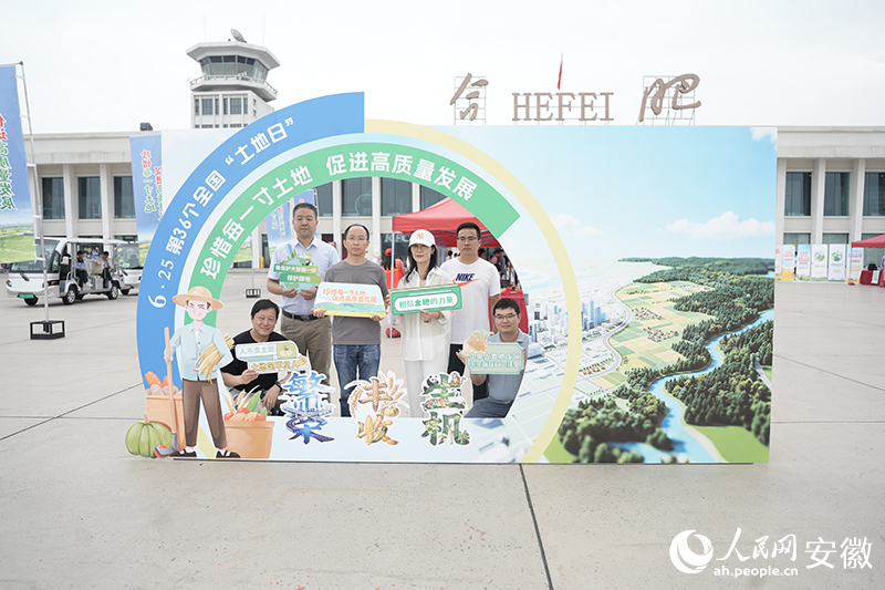 市民在活动现场拍照打卡。人民网记者 王锐摄