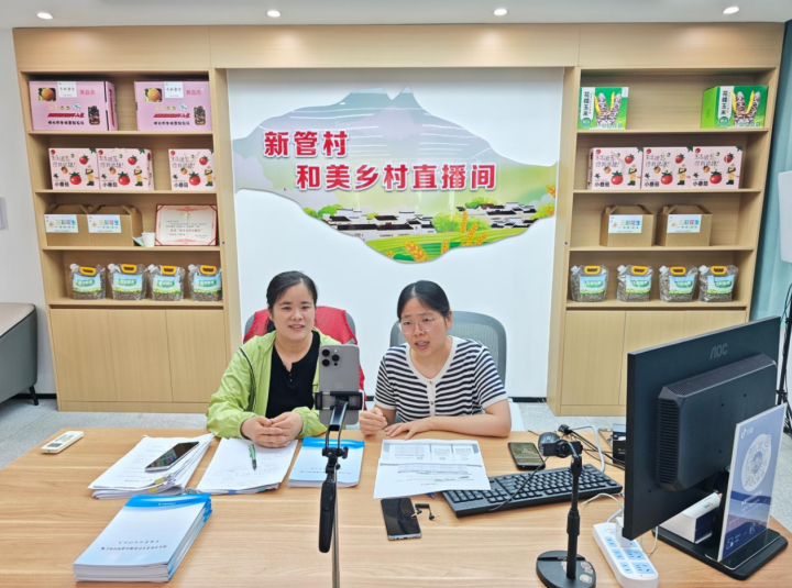 讲解养老保险政策。郭娇艳摄
