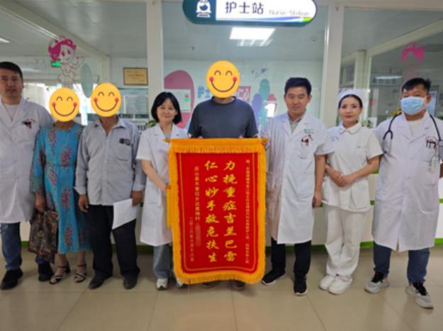患者及家属向医护人员送上锦旗表示感谢，左四为江艳医生。