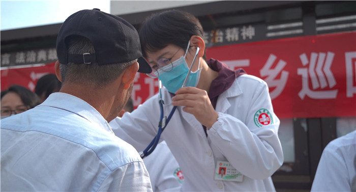 5月9日，送医下乡免费巡回医疗活动走进黄村镇九峰村。