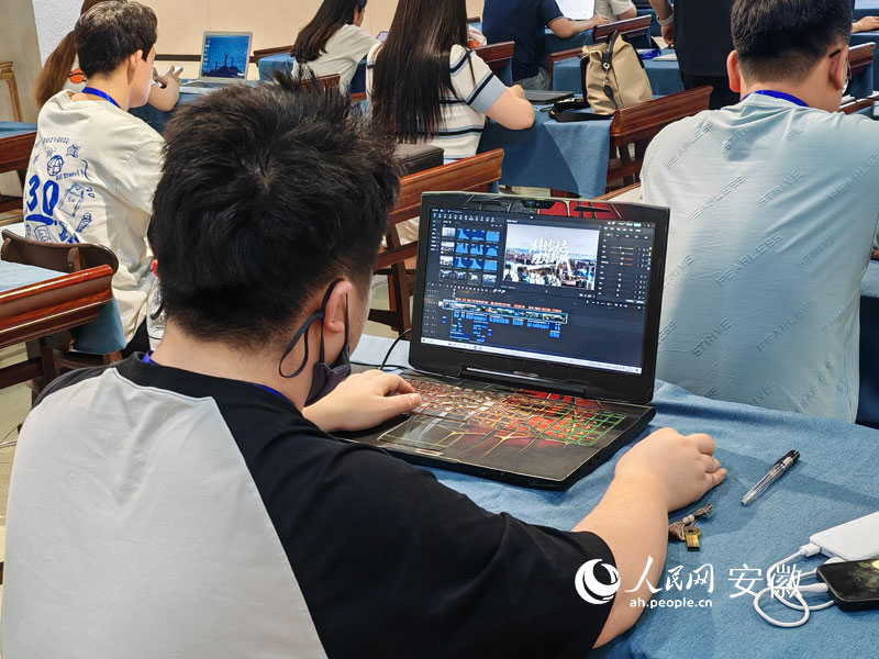 选手正在应用AIGC技术创作视频。人民网 丁纪摄