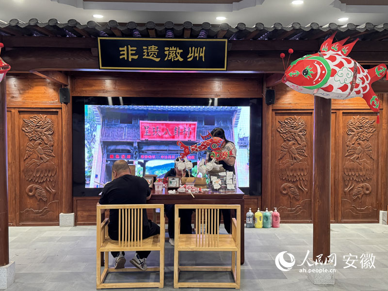 司乘人员在呈坎服务区感受徽州韵味。 人民网记者 吕欢欢摄
