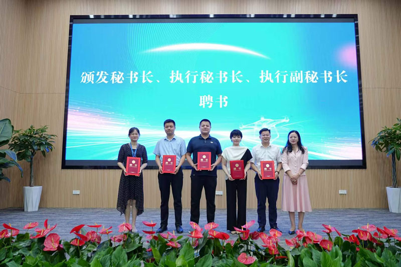大会为第一届低空经济工作委员会领导机构成员颁发聘任证书