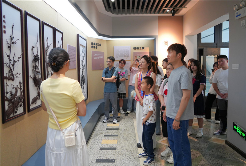 颁发志愿者服务证书。芜湖市人社局供图