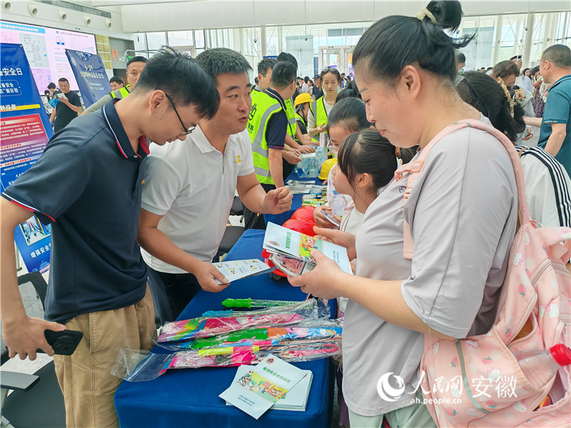 市民在展台前学习特种设备安全知识。人民网 丁纪摄