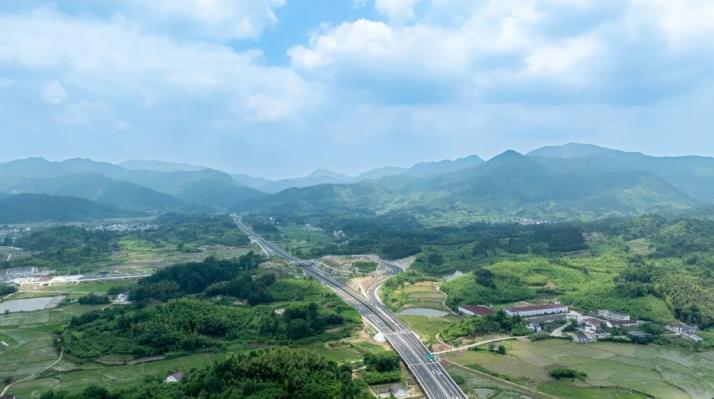 安徽建工集团投资建设的泾青高速项目验收通过。