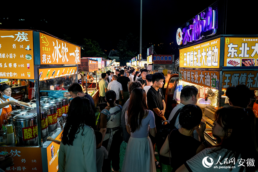 夜市升腾的“烟火气”，扑面而来。人民网记者 苗子健摄