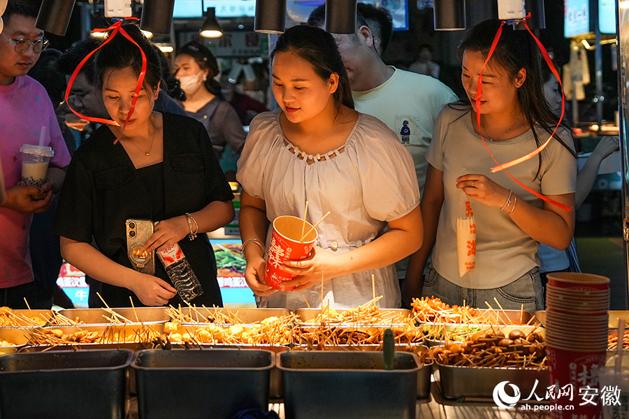市民在芒果夜市挑选美食。人民网记者 苗子健摄