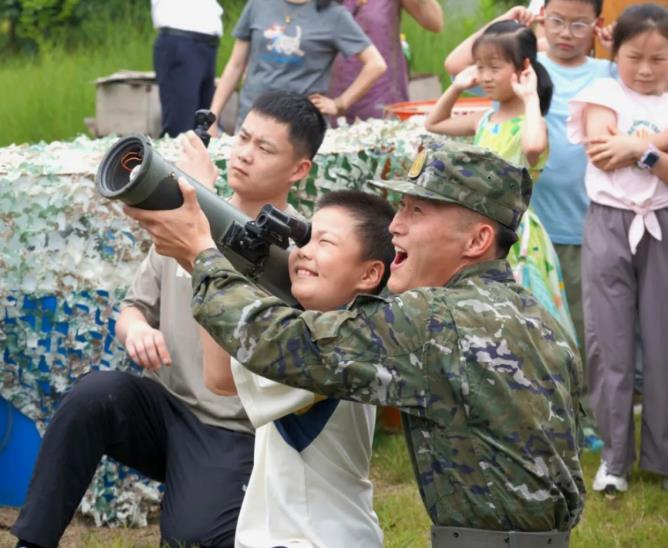 孩子们在园区体验迫击炮射击项目。景区供图