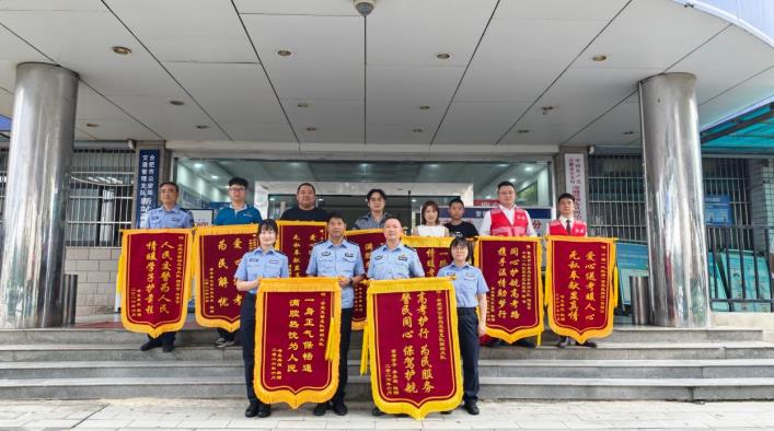 锦旗。新站交警大队供图