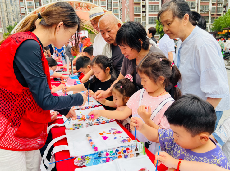 志愿者在带领未成年人开展垃圾分类主题绘画创作。
