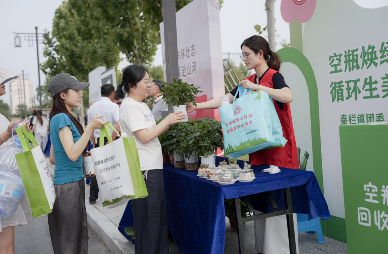 千秋公益集市“空瓶焕绿”摊位。王长勤 摄