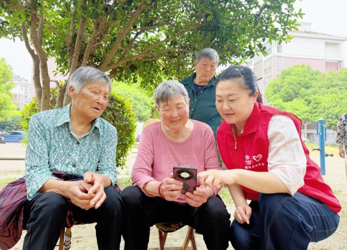 做邻里身边可靠的“娜姐”。安徽移动供图