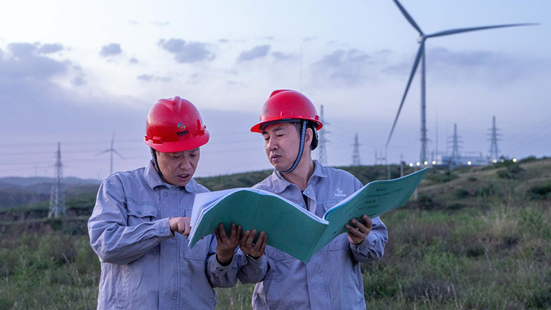 新能公司陝西神木翰林風電場，運維人員針對集電線路的弧垂是否在允許偏差范圍內進行討論。張博涵攝