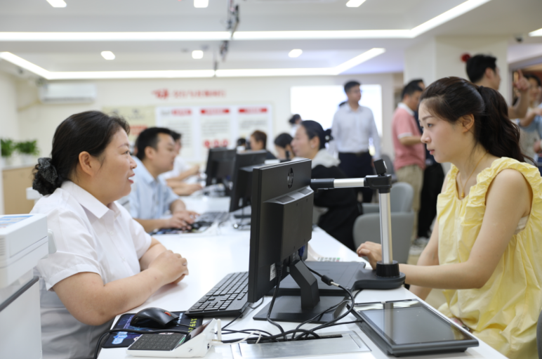 市民在办理业务。范家生摄