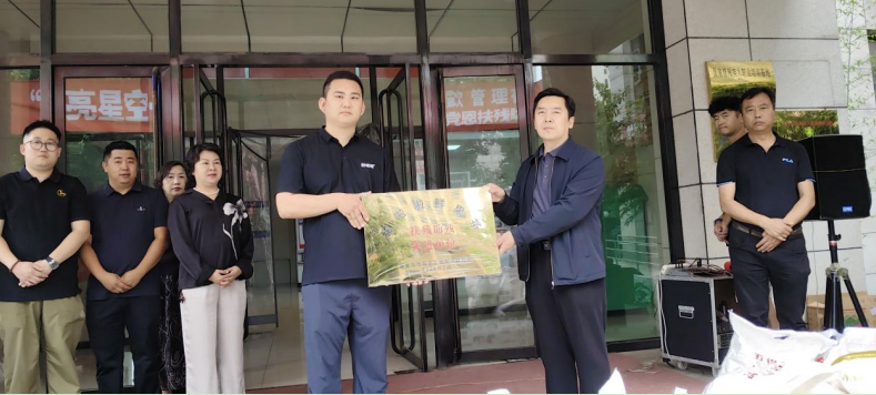 秦皇岛市残疾人联合会副理事长赵禹凯为甜啦啦颁发荣誉牌匾