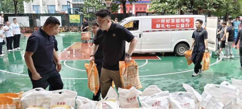 甜啦啦市场部和加盟商搬运捐赠物资