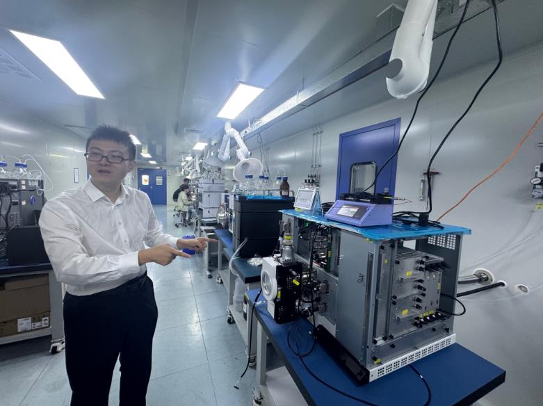 合肥引力波公司董事长吴亚介绍该公司的高端质谱仪产品。张宏斌摄
