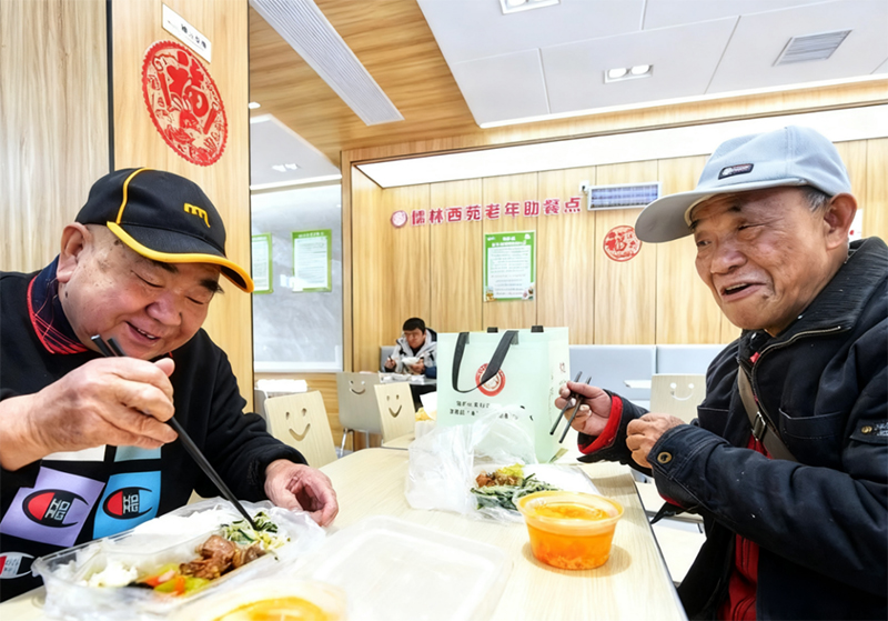 独居老人在社区食堂享用“暖心盒饭”。弋江区委宣传部供图