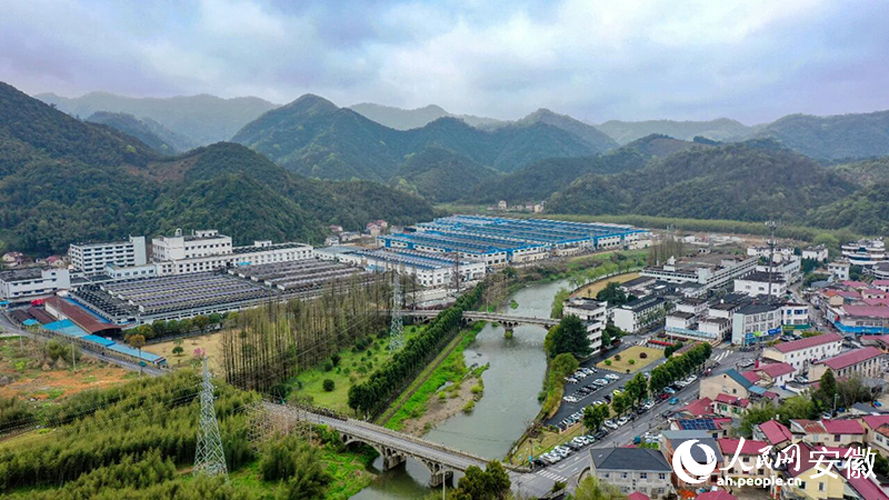 群山环抱的亚新科厂房。人民网记者 张俊摄
