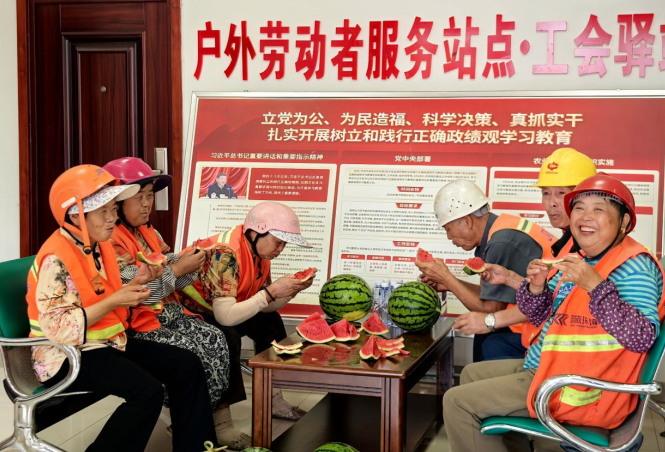 工人们在工会驿站歇脚