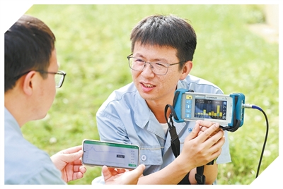 合肥水务集团工作人员借助管道漏失监测仪判断漏水点。合肥水务集团供图