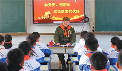 王於昌为萧县实验小学学生讲述党史。（资料照片）苏峰摄（新华社发）