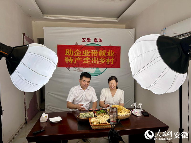 吴全（左）和搭档正在直播。人民网记者 陈若天摄