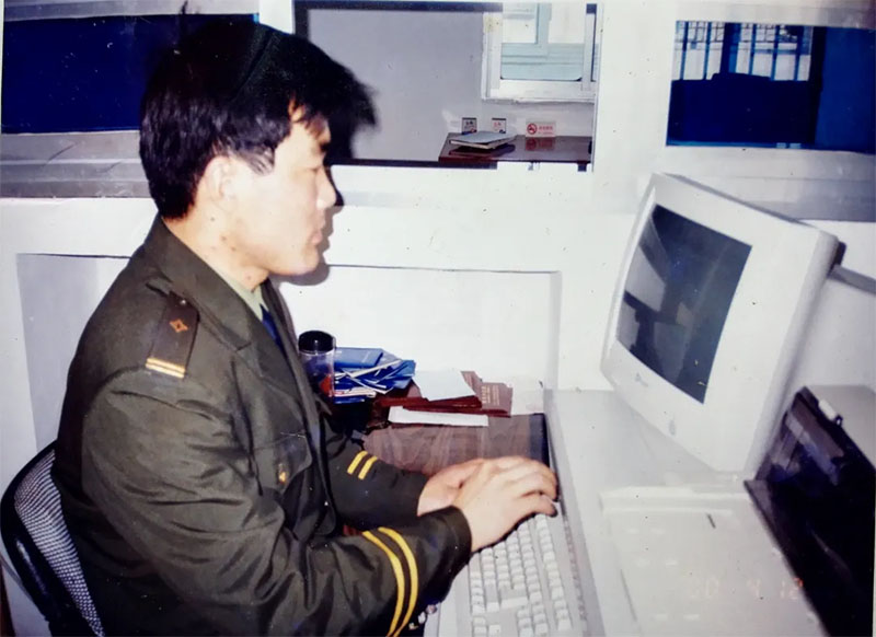 周克武在派出所使用自購電腦研發人機語音對話系統。（資料圖）