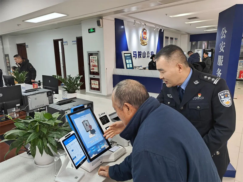 周克武指導群眾通過“刷臉”辦理業務。