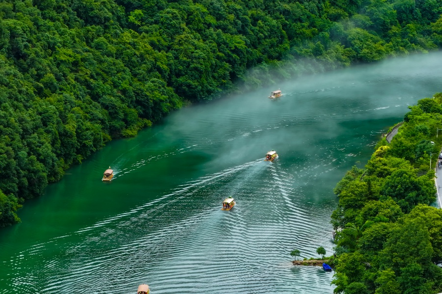 宁国：云雾绕山峦 泛舟入画间