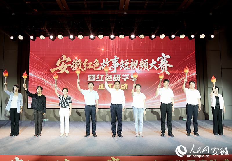 火炬点燃，活动正式启动。人民网记者 王锐摄