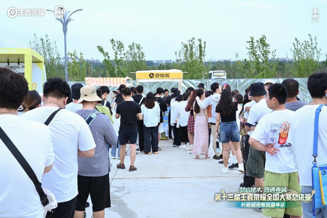 甜啦啦饮品派发现场。