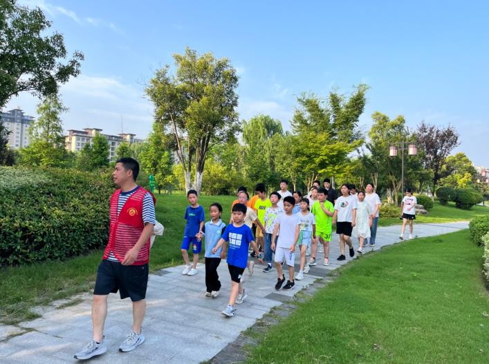 泗县虹城街道东关社区“虹小帽”晨跑团活动现场。贺蕊摄