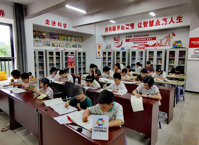 泗县虹乡社区“虹光学堂”暑期托管班活动现场。许凯摄
