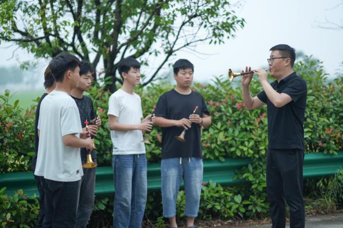 唢呐传承人黄磊在向学员教授吹奏技艺。赵怀勇摄