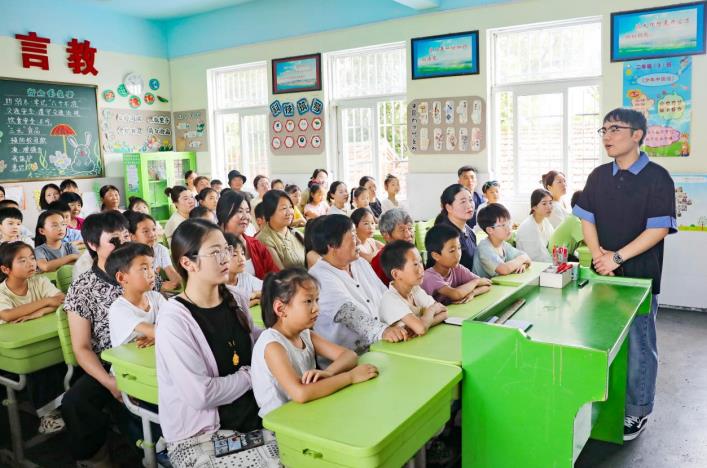 本学期最后一课，孙一鸣与学生和家长共话安全。万善朝摄