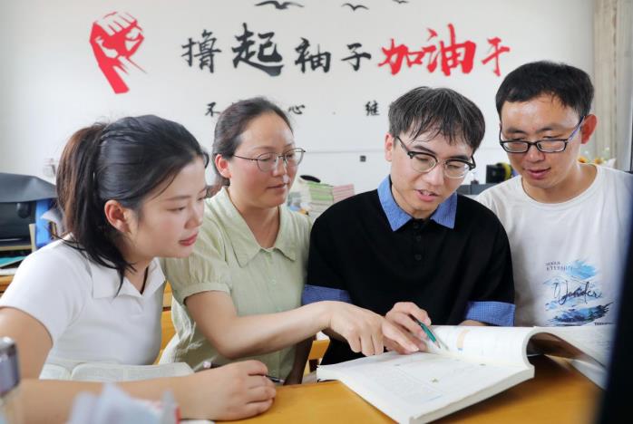 凭借扎实的教学功底和负责的态度，孙一鸣（右二）得到师生们的充分认可。万善朝摄