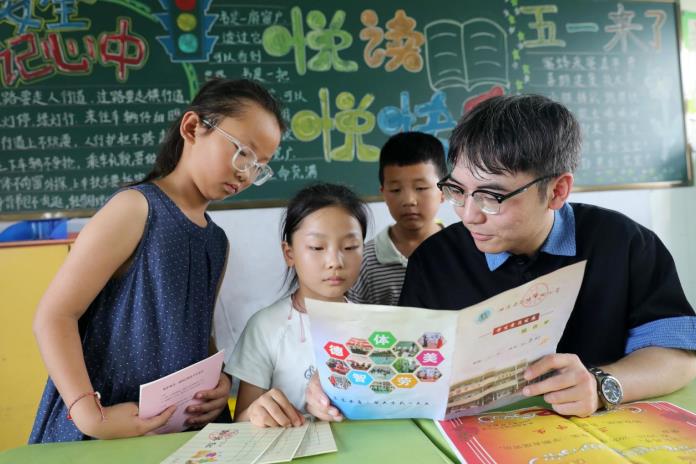 每天放学后的延时服务，是孙一鸣（右一）雷打不动的“陪伴专场”。万善朝摄