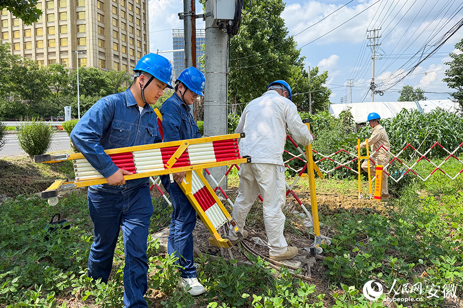 兩地電力搶修、后勤保障隊伍同步出動。人民網記者 李希蒙攝
