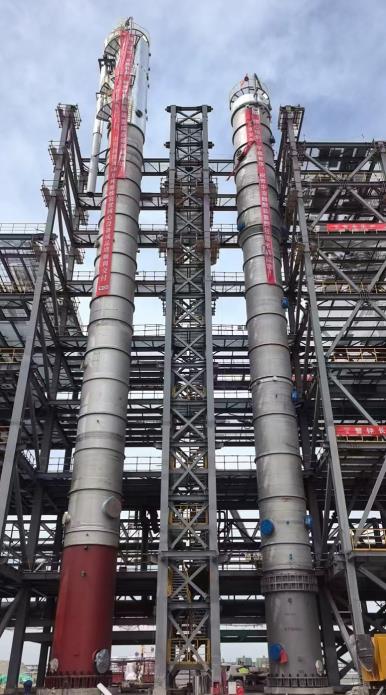 中国化学三化建可克达拉项目醋酸装置核心设备吊装圆满成功。中国化学三化建供图