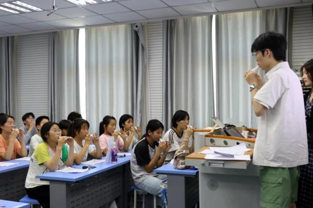 学习陶笛演奏。