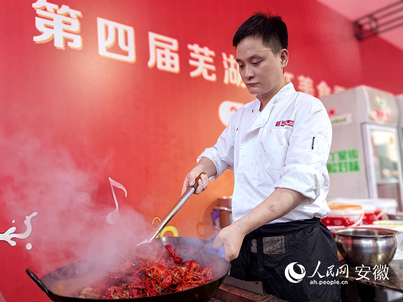 厨师一手执锅,一手掌勺。人民网记者 汪瑞华摄