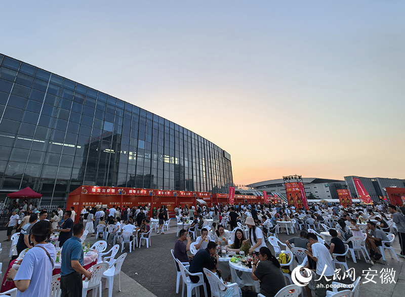 龙虾节热闹开“嗨”。人民网记者 汪瑞华摄