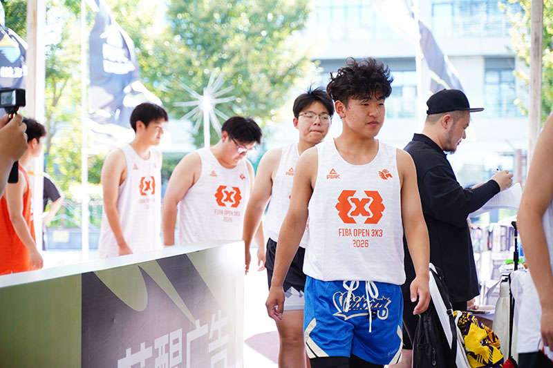 参赛选手上场。
