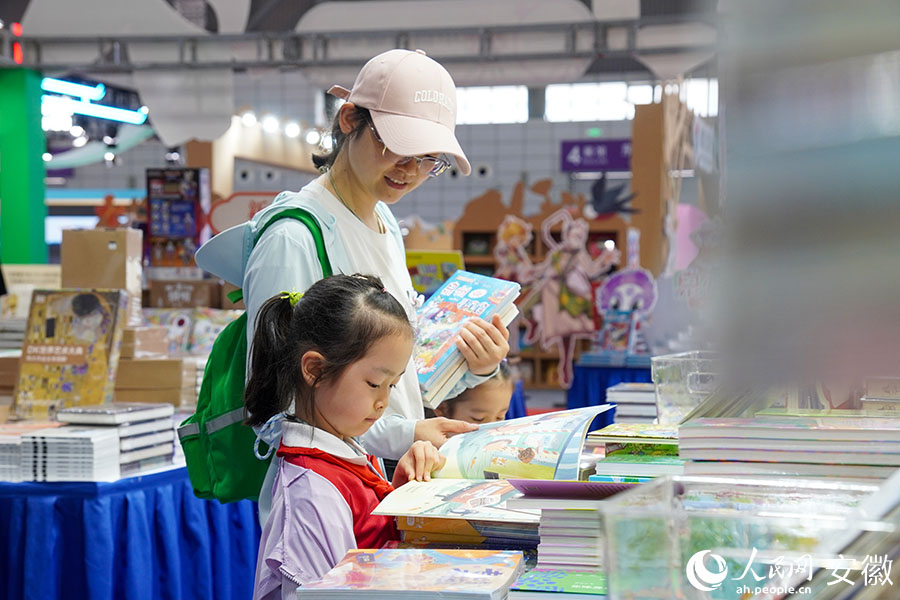 黄山书会现场，家长带着孩子选图书。人民网记者 陈若天摄