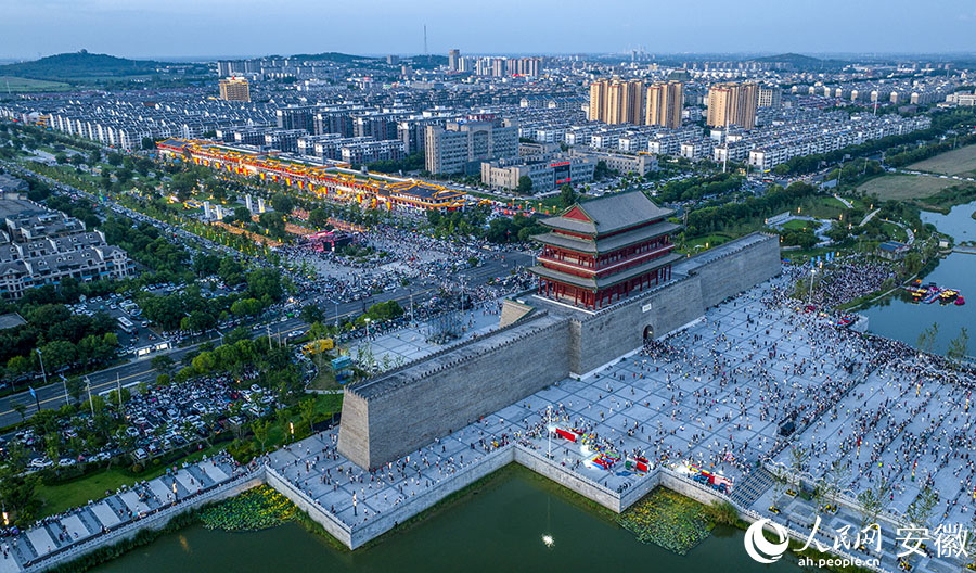 凤阳县洪武门前，第二届“凤阳是个好地方”系列文艺演出暨大明不夜城（试运营）开门迎客。人民网记者 陶涛摄