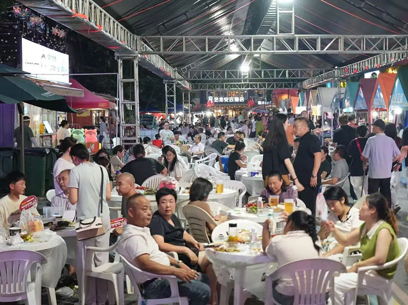 啤酒美食节现场。