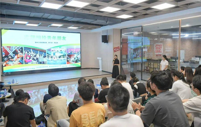 活动现场，向中国科大学子介绍实践岗位、考察点位情况。陈三虎摄